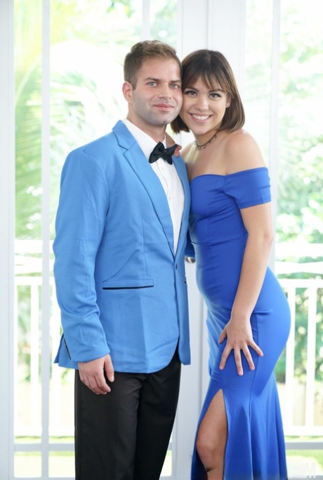 A mãe com mamas grandes Andi James dá aulas à adolescente Lilith Grace num ménage à trois escaldante