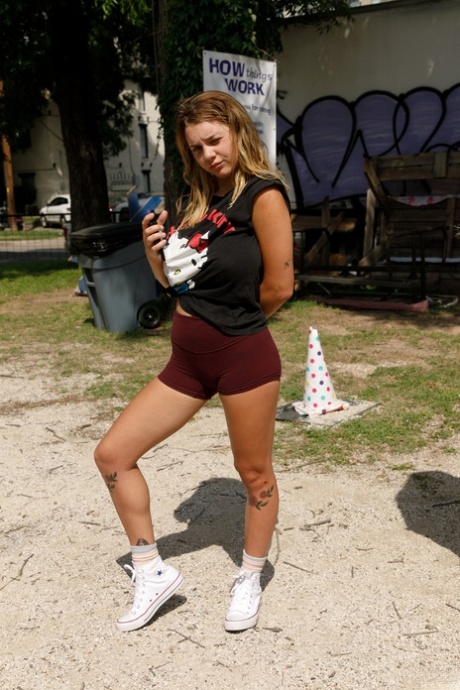 Geheel natuurlijke babe Gabbie Carter laat haar grote borsten in het openbaar zien