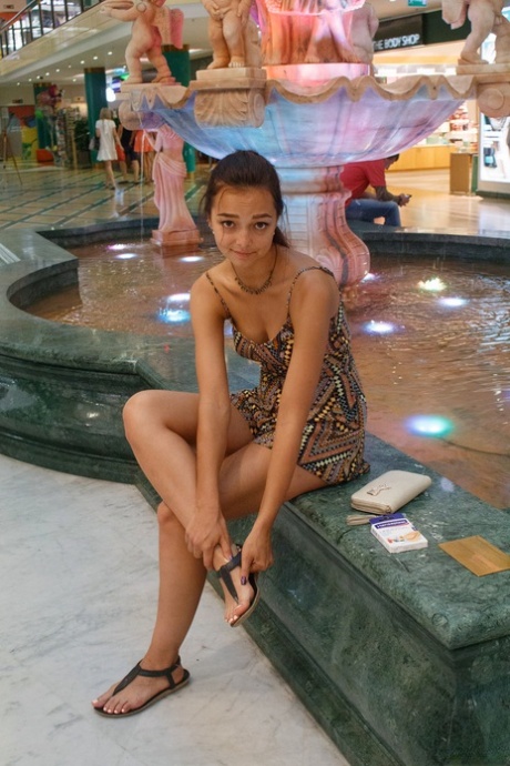 La belleza amateur Slava Konevs posa y enseña sus tetas y culo en público