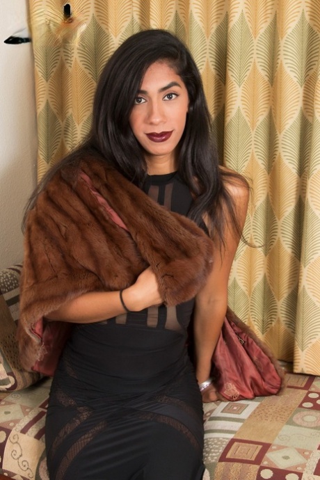 Tiger Lily, une adolescente sexy aux seins minuscules, exhibe son corps chaud sur son lit