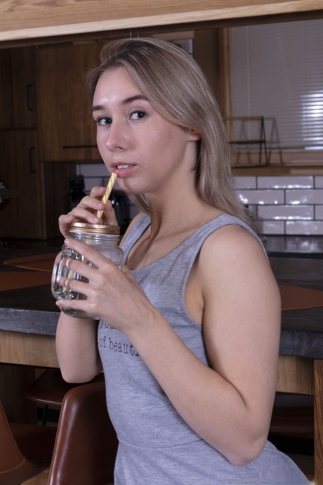 Petite babe Kacie Vance klæder sig af og spreder sin behårede muff i køkkenet