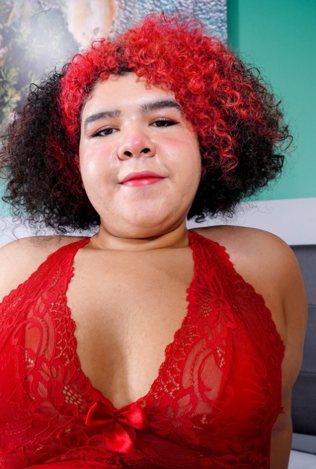 Mollige shemale Sofie Lollipop wichst ihren aufrechten Schwanz, bis sie ejakuliert