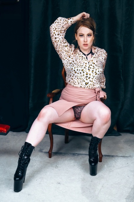 Shemale fatty Khaleesi Kate se svléká do naha a hraje si se svým malým ptákem