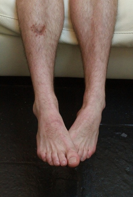 Uomini gay si baciano e si fanno un pompino in una selvaggia sessione di sesso di gruppo