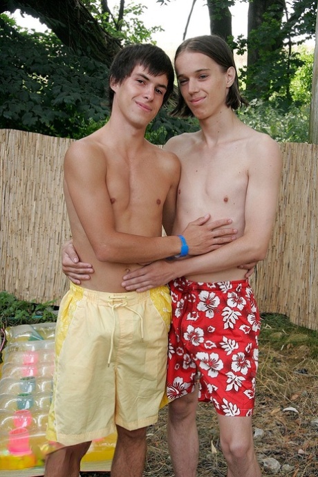 Skinny twinks strip hun shorts en engage in outdoor gay seks actie