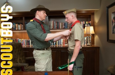 Muskularny gej Scoutmaster Wolf uprawia seks analny w stylu doggystyle z twinkiem Scout Richie