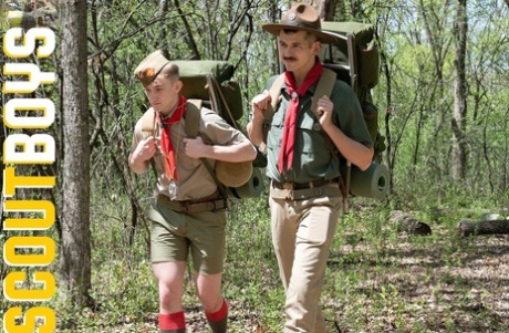 Homoseksuele scout Colton wordt tegen een boom geduwd & uitgebeend door scoutmaster Wheeler