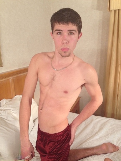 Patrick Burritt, gay tatuato, si spoglia delle mutande e posa nudo sul suo letto