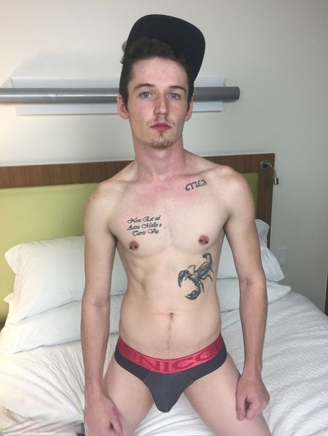 Tatuado twink Devin Wagner fica parafusado doggystyle pelo peludo menina gay Aiden Wolfe