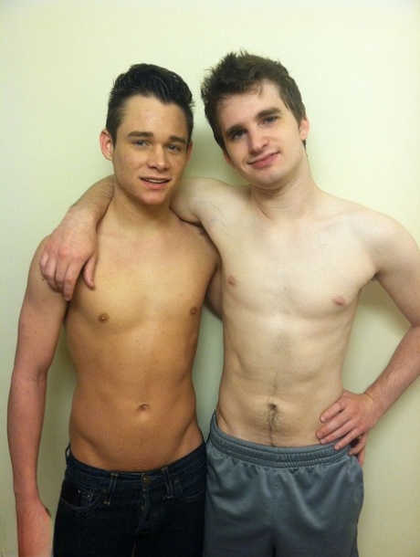 Twink en ropa interior azul Adam Rhodes es follado por el culo por su compañero de cuarto Andrew Connor