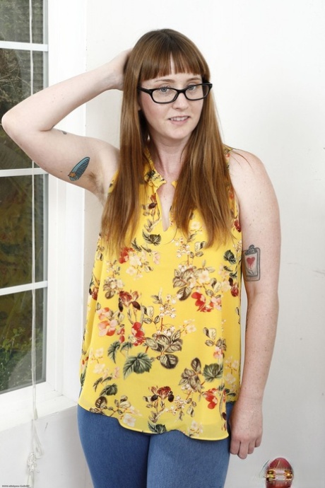 Nerdy Ingwer Thelma Sleaze spreizt ihre haarigen Biber & Arschbacken in einem Solo