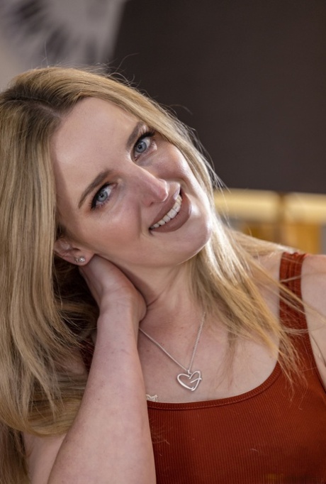 Sexy pornohvězda Charlie Forde odhaluje svůj horký zadek a hluboce si bere péro