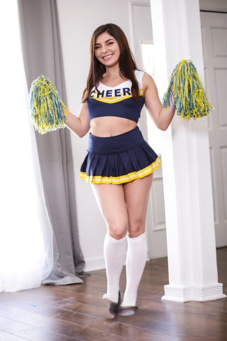Kort cheerleader klär av sig sin sexiga uniform och knullar en enorm svart ståfräs