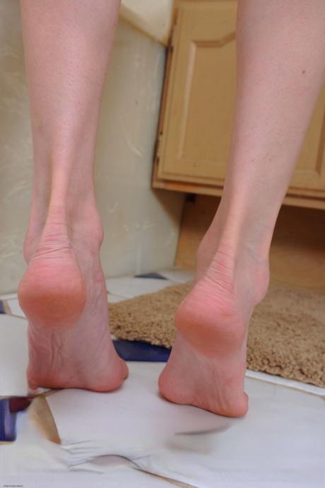 Sexy amateur babe Amy Quinn worshiping her own feet and toes in the bathroom