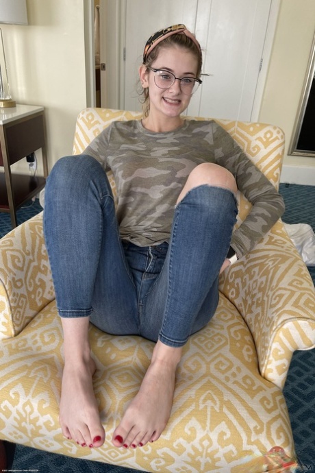 Nerdy amateur babe Meloni Moon shows her holes & spreads her big ass cheeks