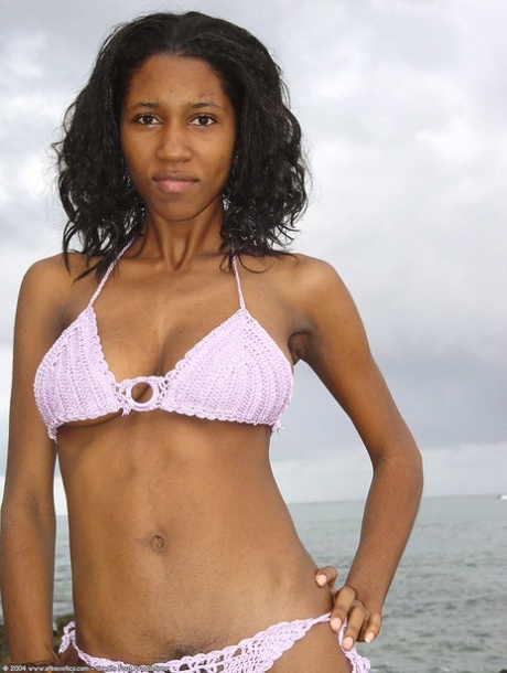 Eksotisk amatør ebony Satya vasker hendes store bryster, Røv & hairy pussy i havet