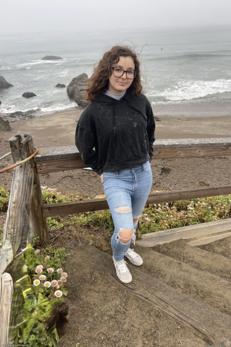 Curvy teen Leana Lovings ukazuje její velký zadek a šíří její báječný kočička