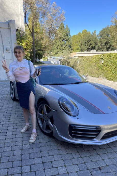 Schattige amateurvriendin Fiona Sprouts masseert haar vlezige kutje in het openbaar