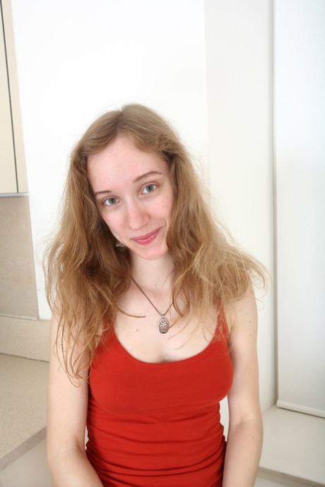 Sexy amatérka Zazie se svléká do naha a zblízka roztahuje svou chlupatou kundičku