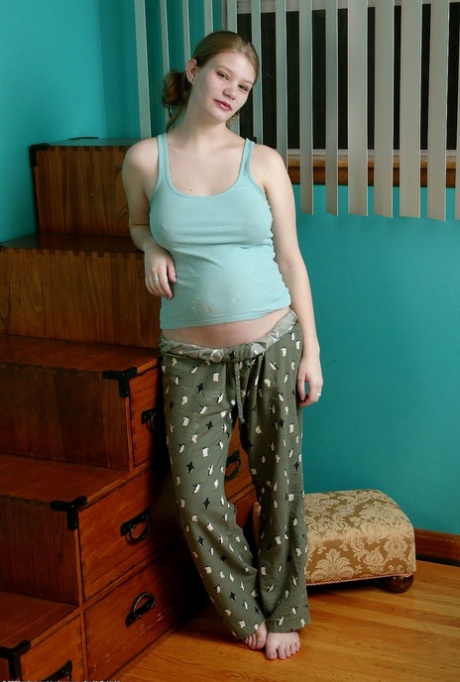 Sarah, une amatrice enceinte, montre ses seins juteux et étale sa chatte rose.