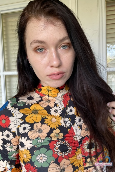 Amatørpigen Misha Cross præsenterer sin trimmede kusse og barberede numsehul