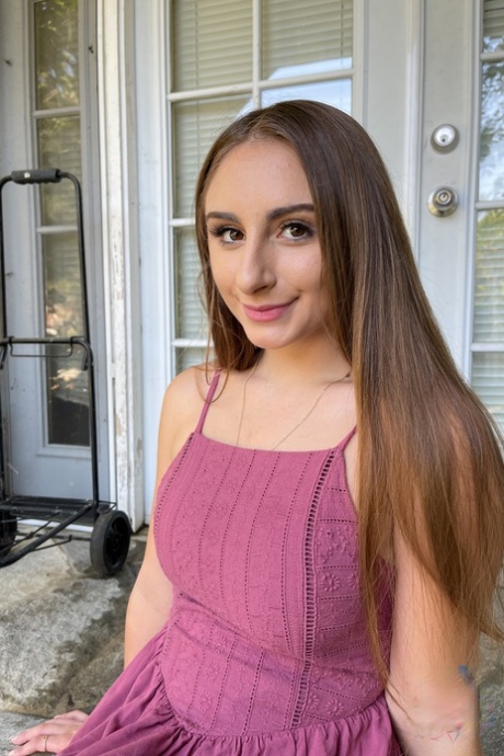 Amateur girlfriend Penelope Kay flaunts her hot feet and holes up close
