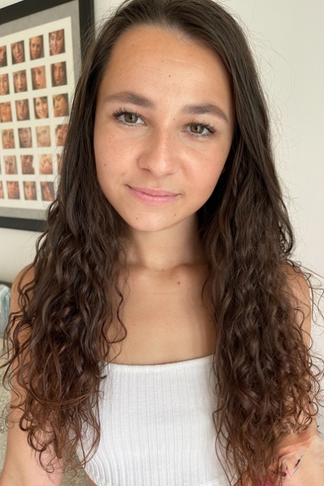A sedutora adolescente Liz Jordan abre bem a sua convidativa rata rapada