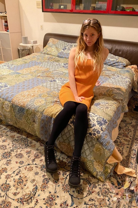 业余女友 Riley Star 暴露肿胀的阴唇和剃光的屁眼