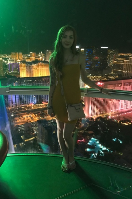 La pequeña Megan Winters muestra sus tetas y su culo de vacaciones