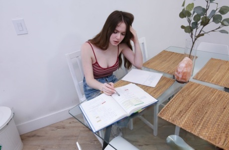 Nezbedná teenagerka Hazel Moore si užívá hardcore POV sex a užívá si obličeje