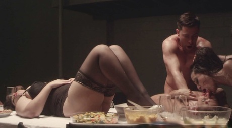 Curvy MILF se burla en medias en la mesa de comedor como otros tienen una orgía salvaje