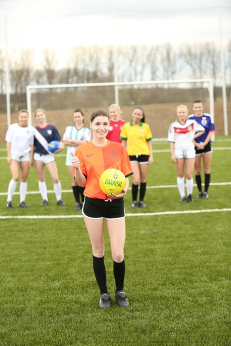 Fußballmädchen zeigen ihre Körper auf dem Spielfeld vor einer lesbischen Orgie in einer Dusche