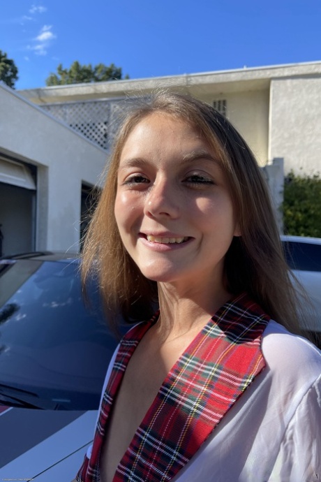 La colegiala Mira Monroe extiende su coño al aire libre y se mete los dedos en el culo en la cama