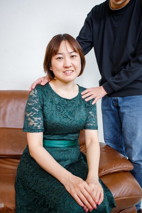 La preciosa japonesa Yuki Kozakura es desnudada y follada por un semental