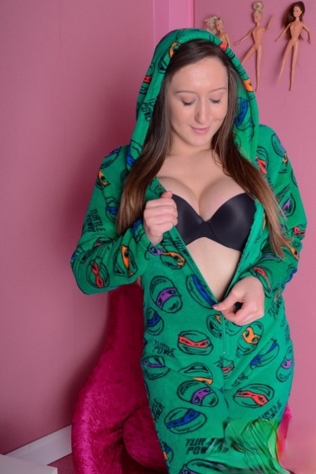 Brunette hottie Elouise Please poseert in haar onesie en zwarte beha in een solo