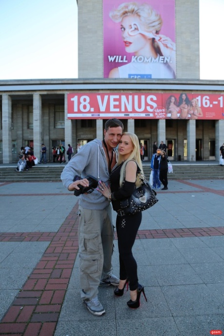 Niemiecka gwiazda porno Celina Davis pozuje uwodzicielsko w swoim gorącym stroju w miejscu publicznym