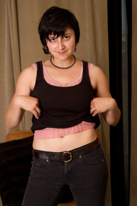 La sucia amateur Sarah S revela sus axilas y coño peludos y sus grandes tetas