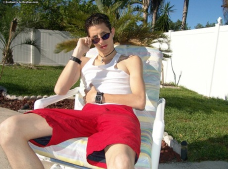 Britský gay fešák Lukas se svléká u bazénu a hraje si se svým obrovským pérem