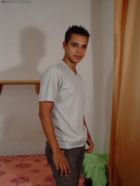 Rafael, gay latino magro, si spoglia e si masturba prima di sborrare