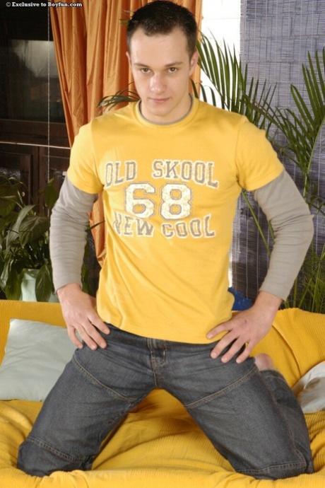 Sexy gay Paul muestra su cuerpo caliente y la polla gorda dura como una roca en un solo