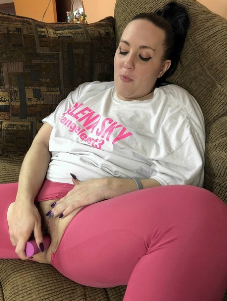 Fa huisvrouw Selena Sky scheurt haar legging & speelt met zichzelf in een amateur solo