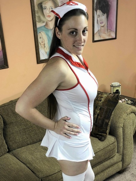 Troia infermiera Melanie Hicks dà un POV BJ & prende una sborrata sulle sue grandi tette