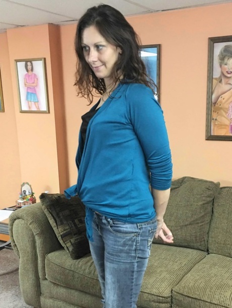 A sensual MILF Trisha Delight ajoelha-se e faz uma mamada em direto enquanto está nua