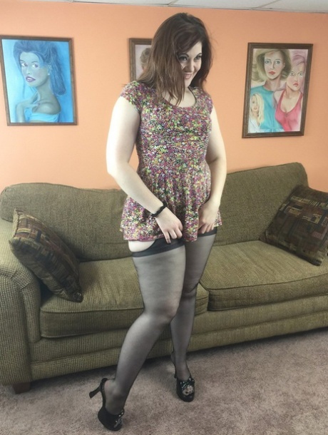 Lubben MILF Naomi St Claire stripper før hun viser sin store rumpe og onanerer