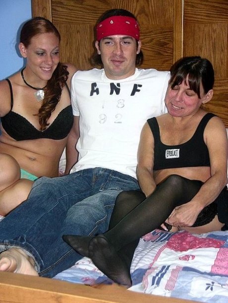 MILFS morenas Mariah y Vixen le dan a un semental colgado una mamada doble satisfactoria