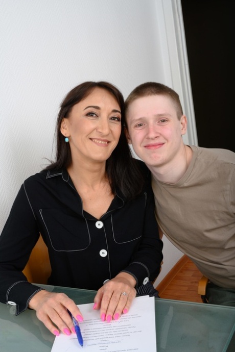 MILF Karina Fox lässt ihren jungen Liebhaber nach Hardcore-Sex auf ihre Beute abspritzen