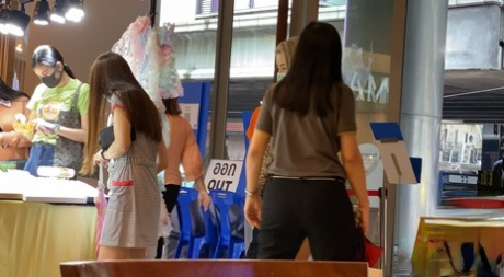 Brunetta Asiatico ragazza Fon D giostre un grande cazzo dopo un sexy spogliarello