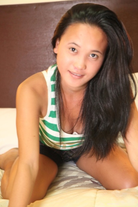 Ładny Filipina model Ladylyne Salazar paski & poses przed mający POV seks