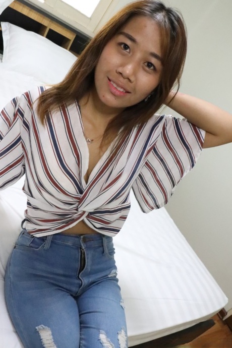 Bea, une asiatique en chaleur, se déshabille lentement et écarte les jambes pour du sexe POV.