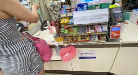 Hot Asian MILF Ammy suger og rir en stor pikk mens du erter i et sexy antrekk